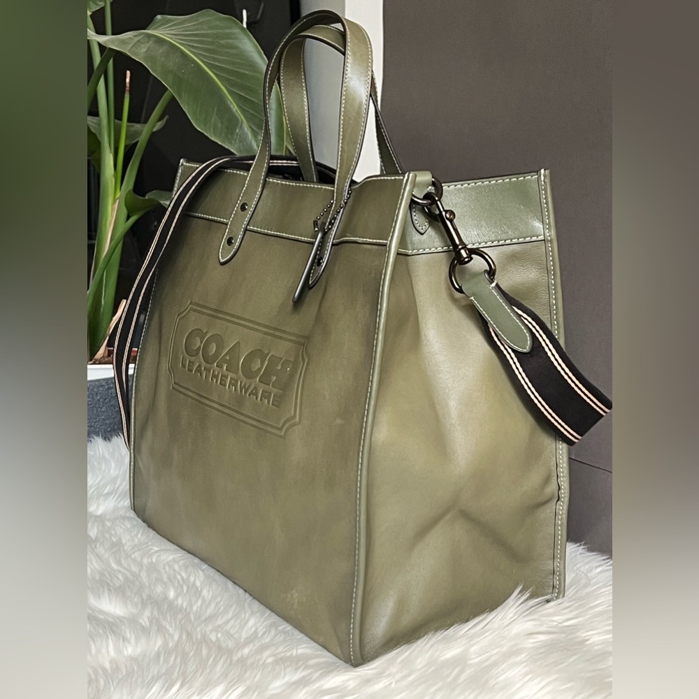 CC097 - Coach Field Tote 40 with Coach Badge - Picture 5 of 13